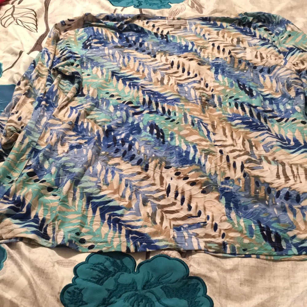 Beautiful mid sleeve shirt! Like new !